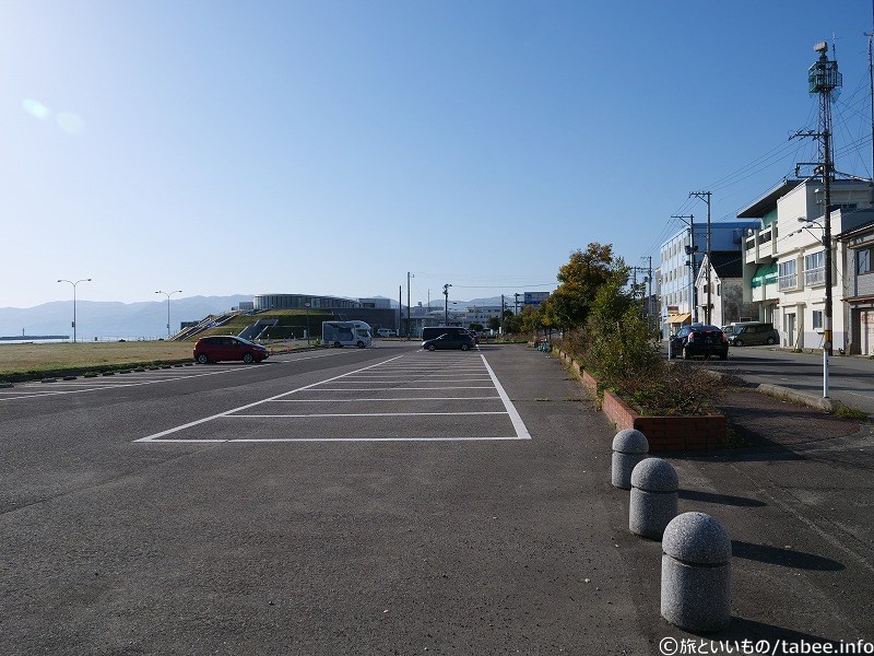 駐車場からあいぽーと佐渡を眺める