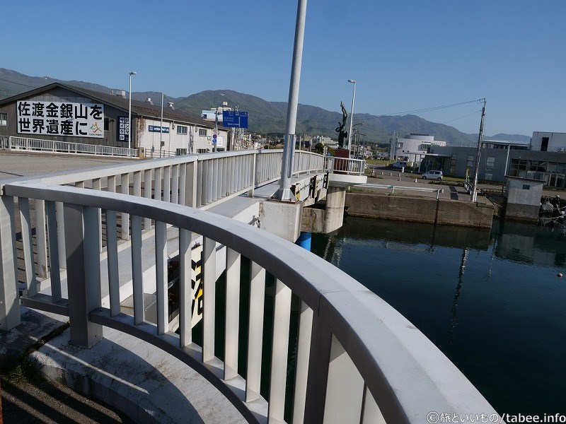 両津大橋には4つの像があり、佐渡の春夏秋冬を表しています。