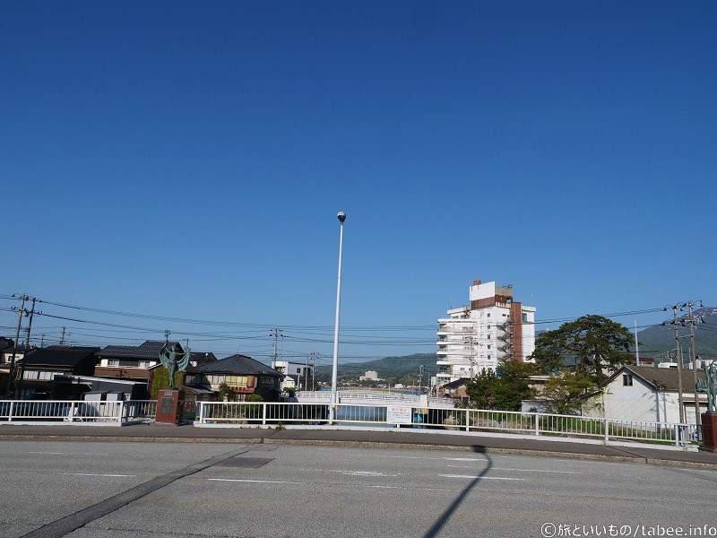 向かいの像は佐渡の春です
