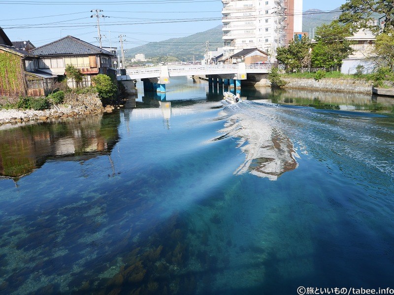 ボートが加茂湖へ向かっていきました