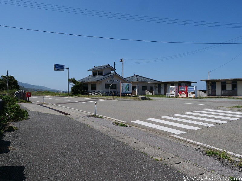 道路を渡った向かい側に入崎キャンプ場と入崎海水浴場がある