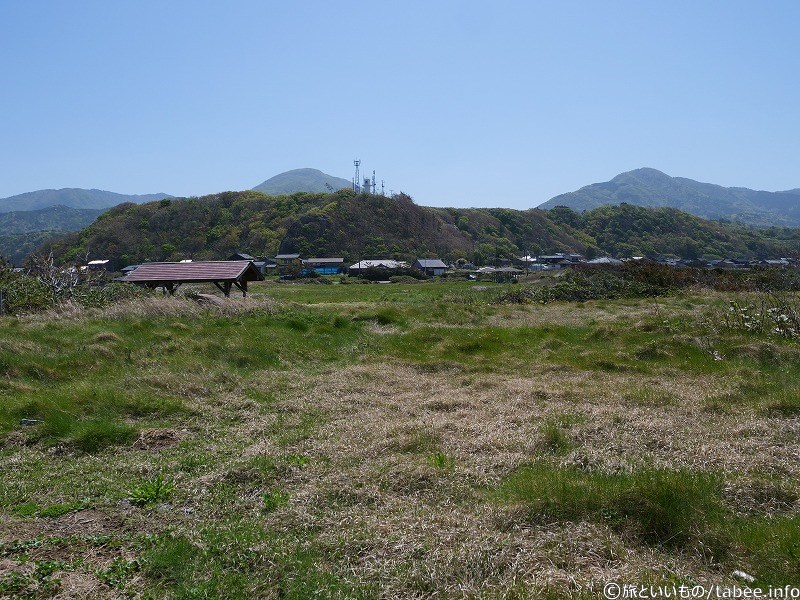 キャンプ場と山の上に入埼灯台が見えます