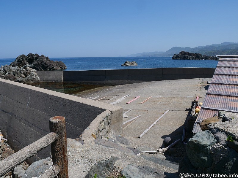 進むと小さな漁港（？）がありました