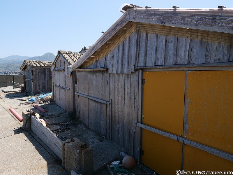 船小屋かな