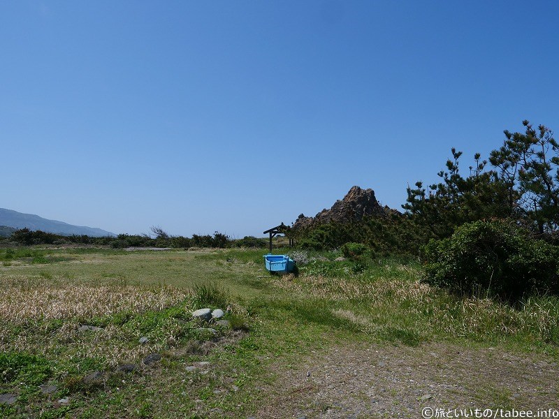 キャンプ場の片隅に青い船