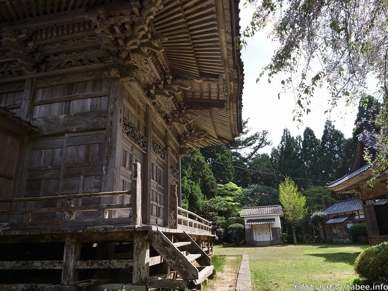 社殿(手前)の右側にあるのが能舞台