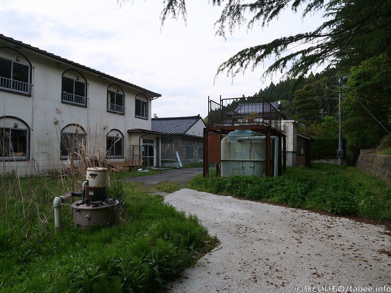 途中趣のある建物の横を通りました