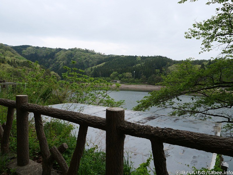 謎の小屋の天井越しの国府川