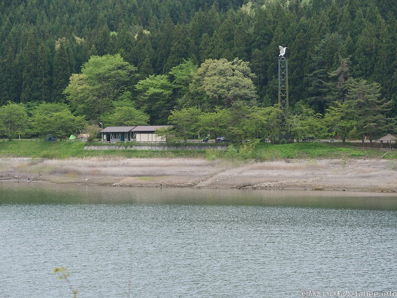 駐車場とキャンプ設備など、個人のテントもありますね