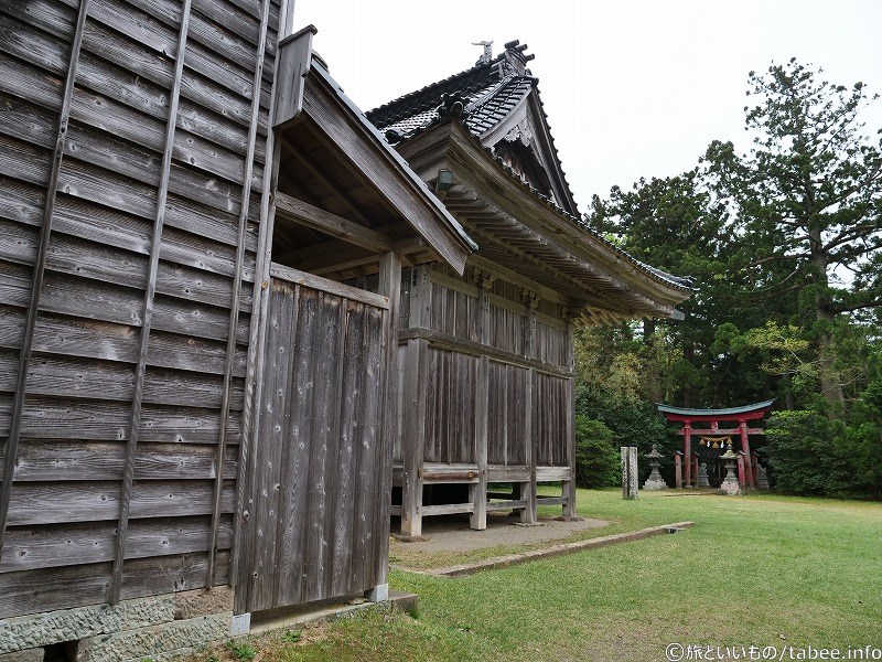 拝殿の裏から出てきたようです