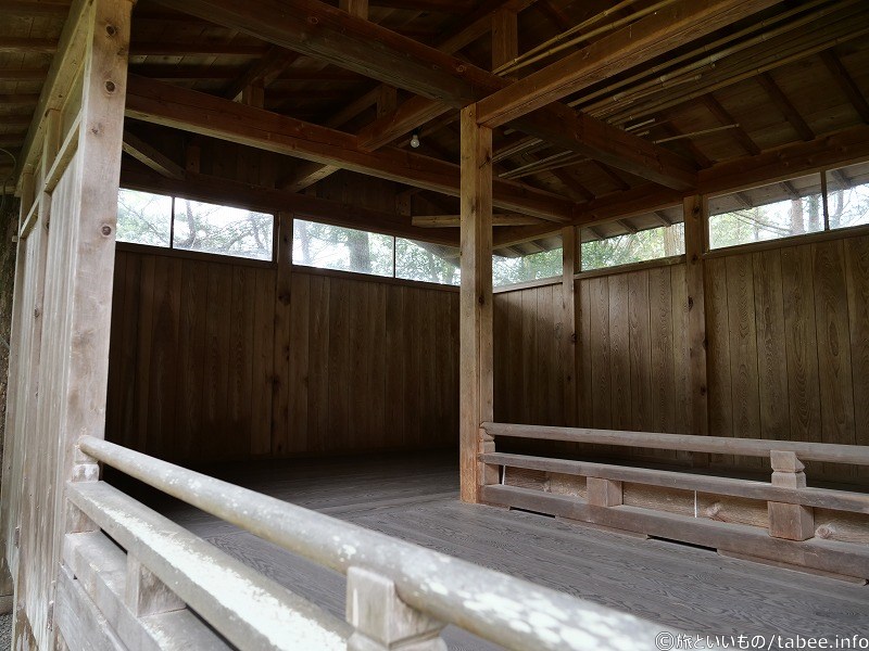 橋掛りから奥の溜りと裏通路(複式橋掛り形式)