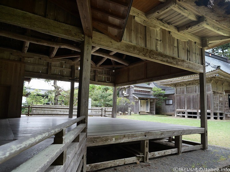 手前が仕手柱、右に移動して目付柱、その奥が脇柱、左に移動して笛柱。