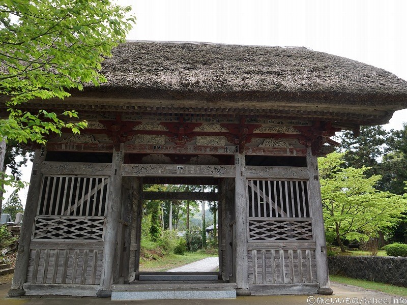 茅葺きの門です