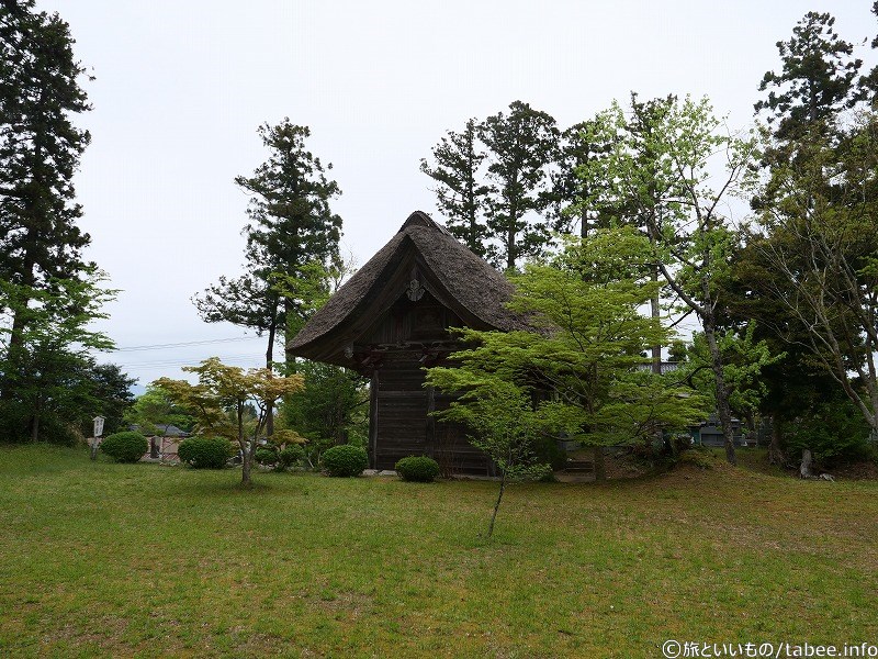 右に目をやると仁王門の側面が見えます