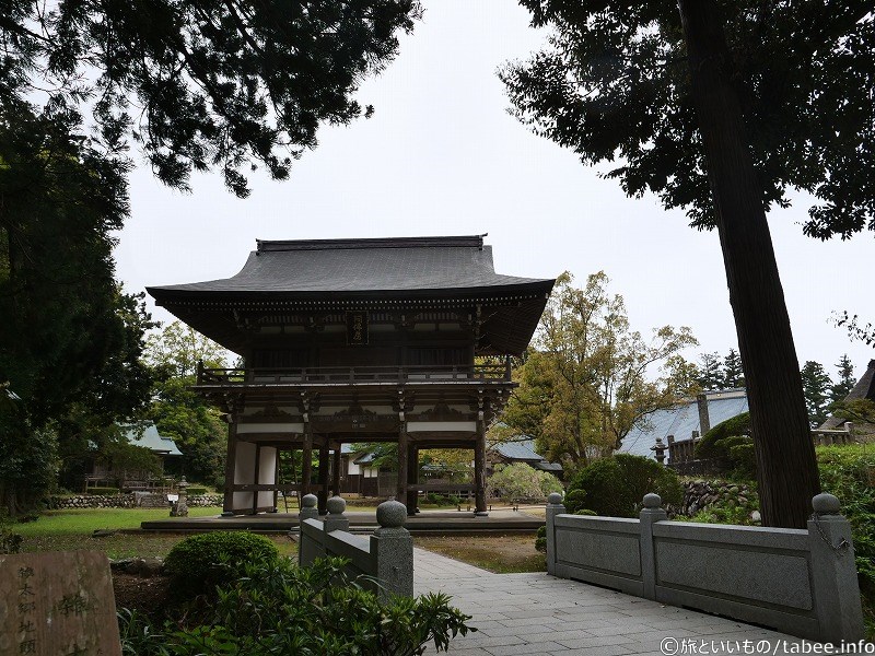 見えてきたのは山門です