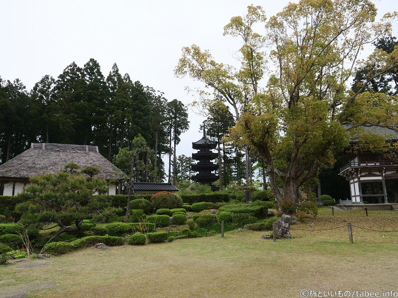 振り返って見たら五重塔が見えました