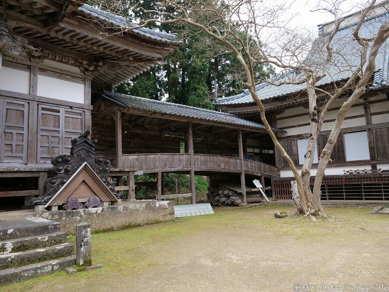 少し湾曲した渡り廊下