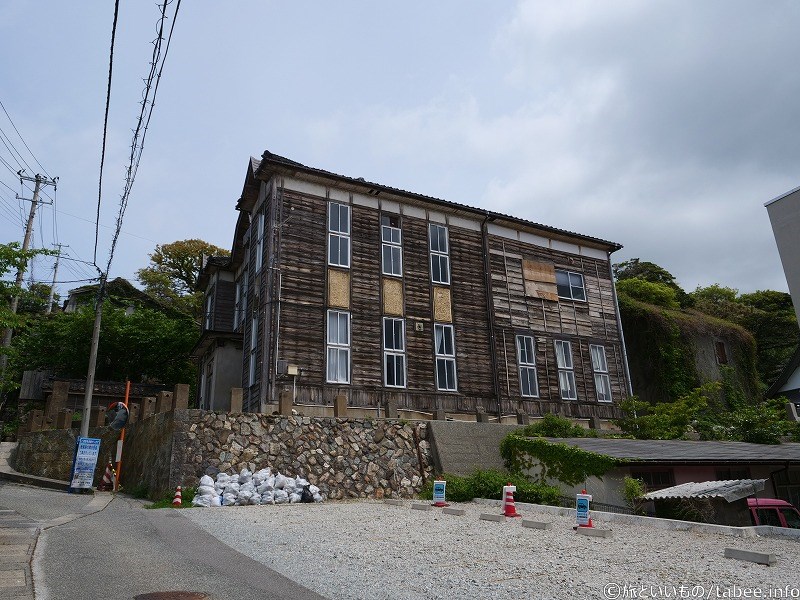 真っすぐ進むと右側に「旧相川税務署本館」が見えてきます