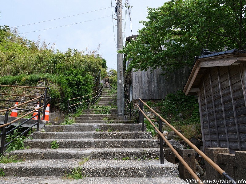 長坂の階段を上って行きます