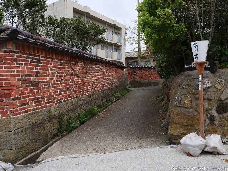 公衆トイレは煉瓦塀の切れ目を中に入ります