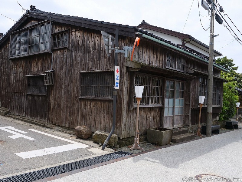 雰囲気良く家屋が保存されています