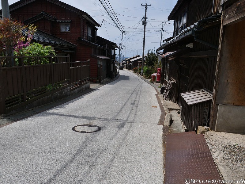 振り返ると海が見えます