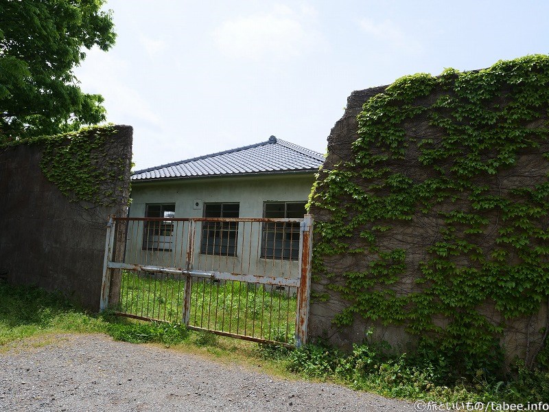 拘置所の建物が見えます