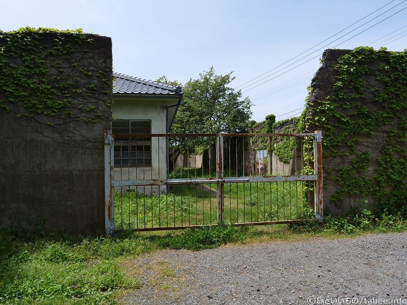 石展示場側から正面の鉄扉が見えます。