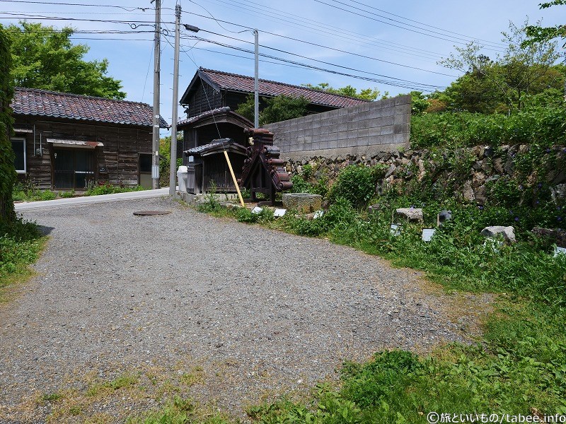 石展示場と自販機の後ろ姿