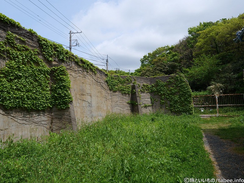 塀の右側格子扉の向こうは、先ほどご紹介した石展示場です。