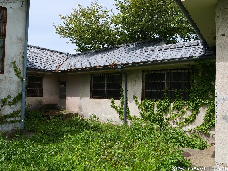 居房棟と炊事・倉庫棟のつなぎ目