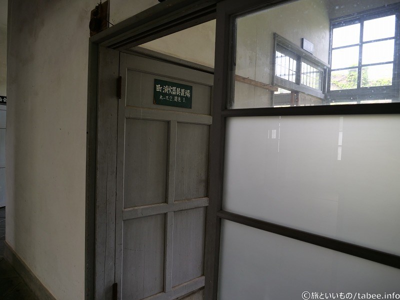 消火器具置き場の右には用務質があります