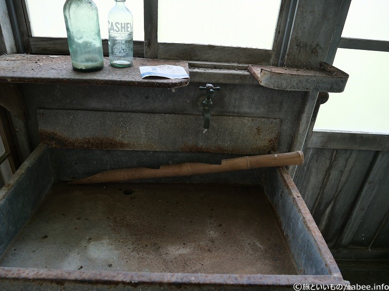 手洗い場に竹の花差しのようなものがありました