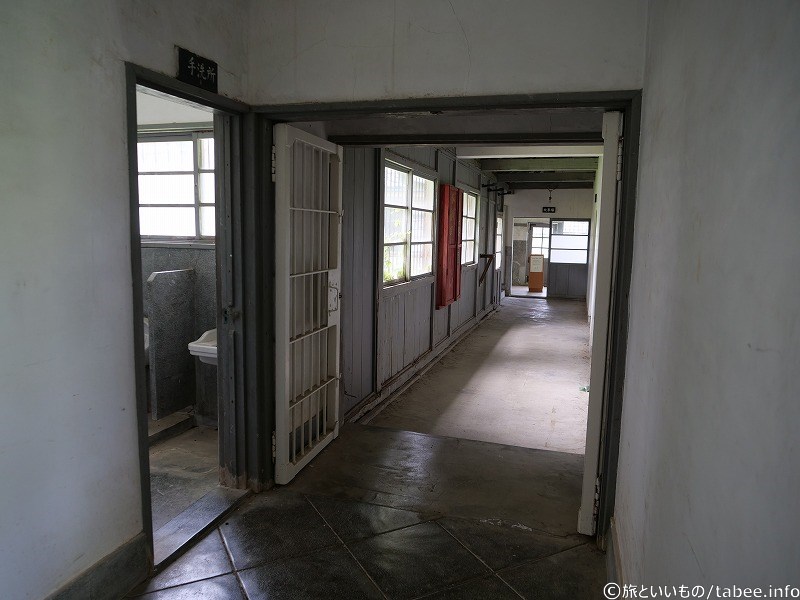 手前が手洗い所奥は炊事・倉庫棟があり、その先に居房棟があります