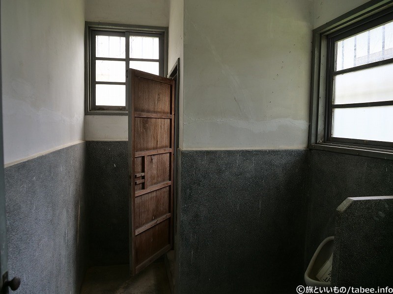 大便器の部屋は木の鍵のドア