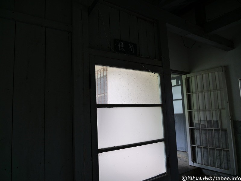 かつて便所だったのでしょうが、このドアの向こうは外です。