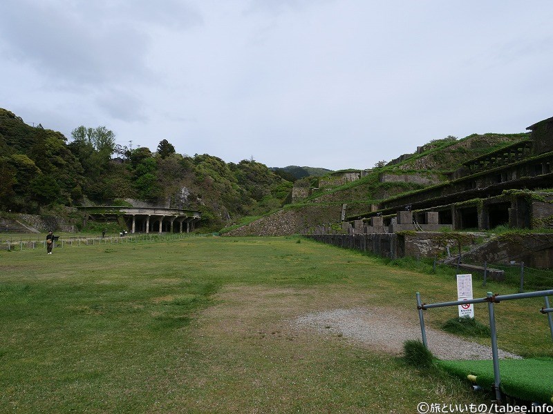 右側に浮遊選鉱所跡左側に50mシックナー
