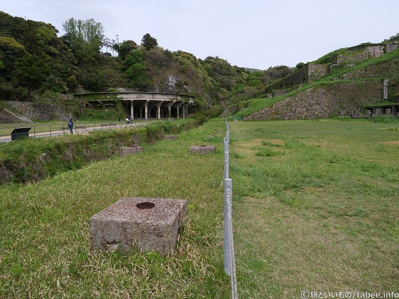 左は50mシックナー、右は北沢青化・浮選鉱場跡
