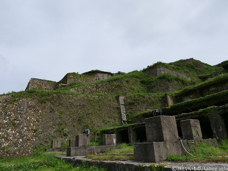 手前が北沢浮遊選鉱所跡、奥が北沢青化・浮選鉱場跡