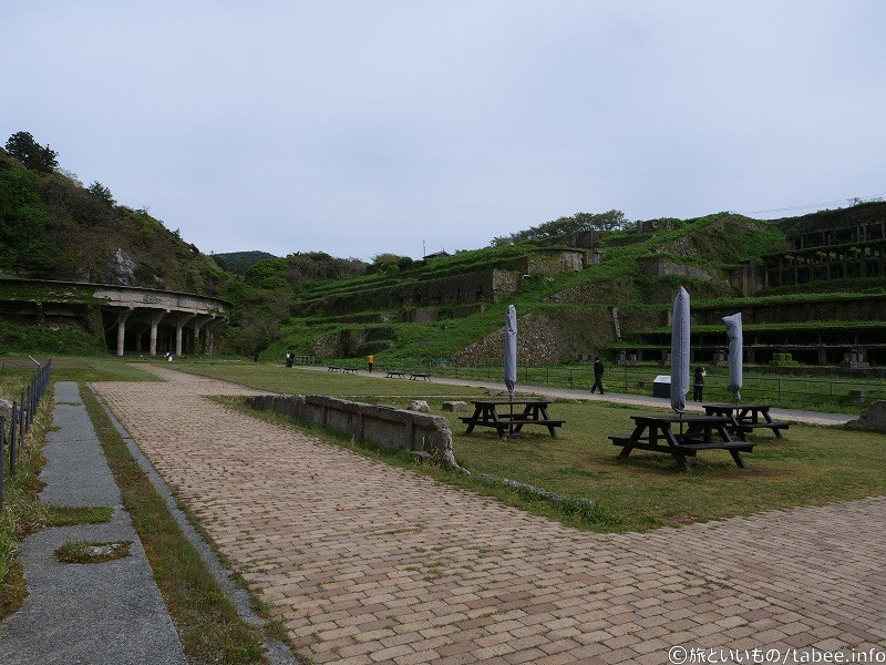 左から50mシックナー、濁川を挟んで青化・浮選鉱場、北沢浮遊選鉱場