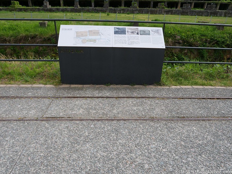 トロッコの軌道が残っています