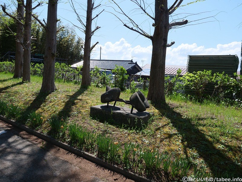 駐車場の植え込みにもオブジェがあります