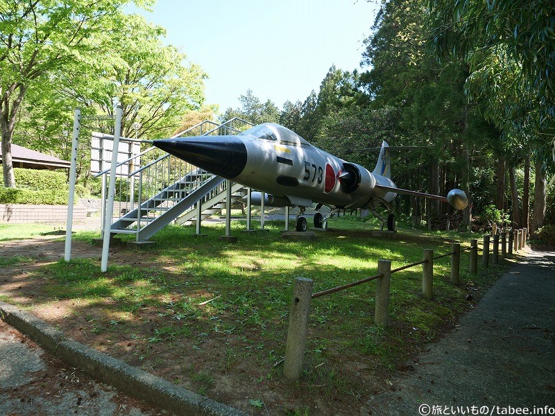 四阿のそばに展示されている航空機
