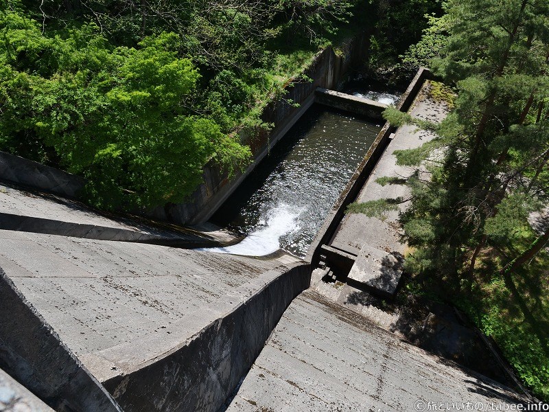 小さな小屋があります（階段のある辺り）
