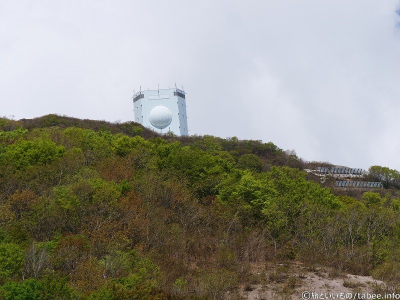 J/FPS-5（ガメラレーダー）は妙見山山頂（標高約1042m）に設置されています。