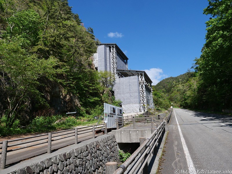 旧佐渡鉱山採鉱施設 大立竪坑櫓と県道463号