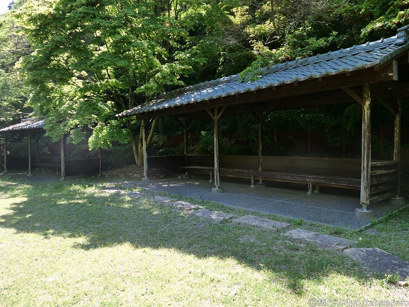 屋根のある休憩所もありました