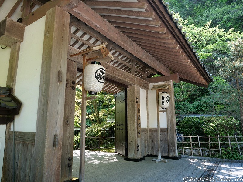 坑道でないほうの門は開いていて通れました