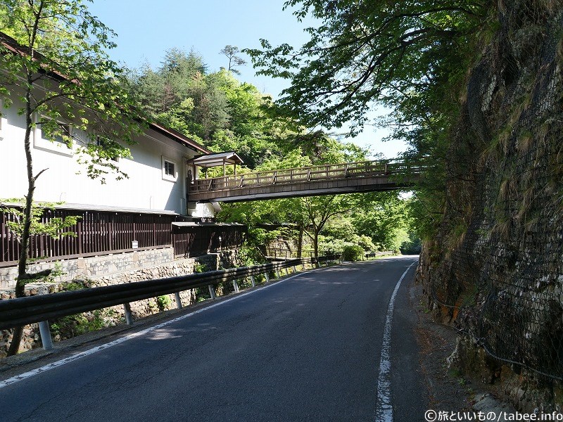 渡り廊下が伸びています