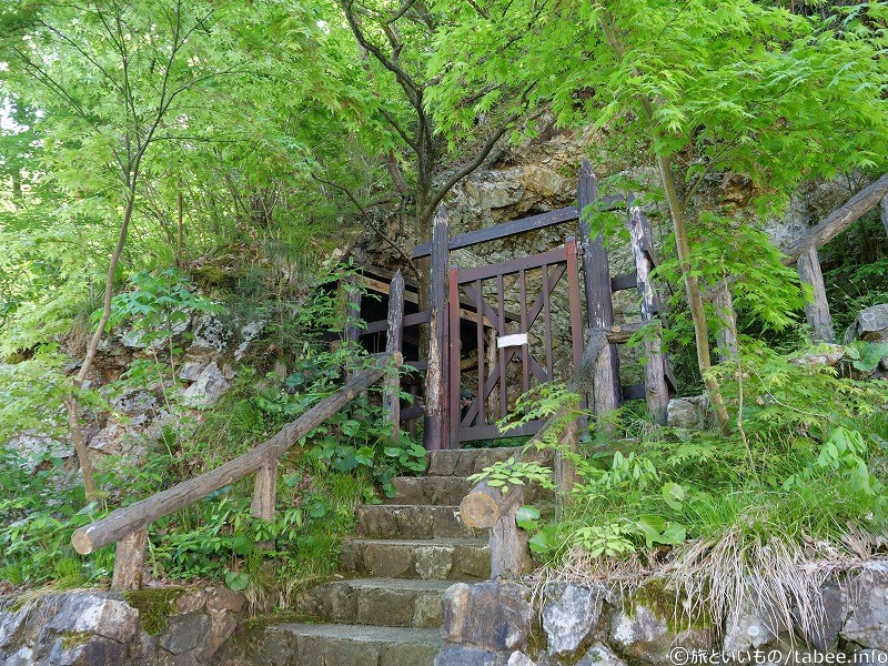 少し道路から上ったところにも坑道の入り口のようなものが